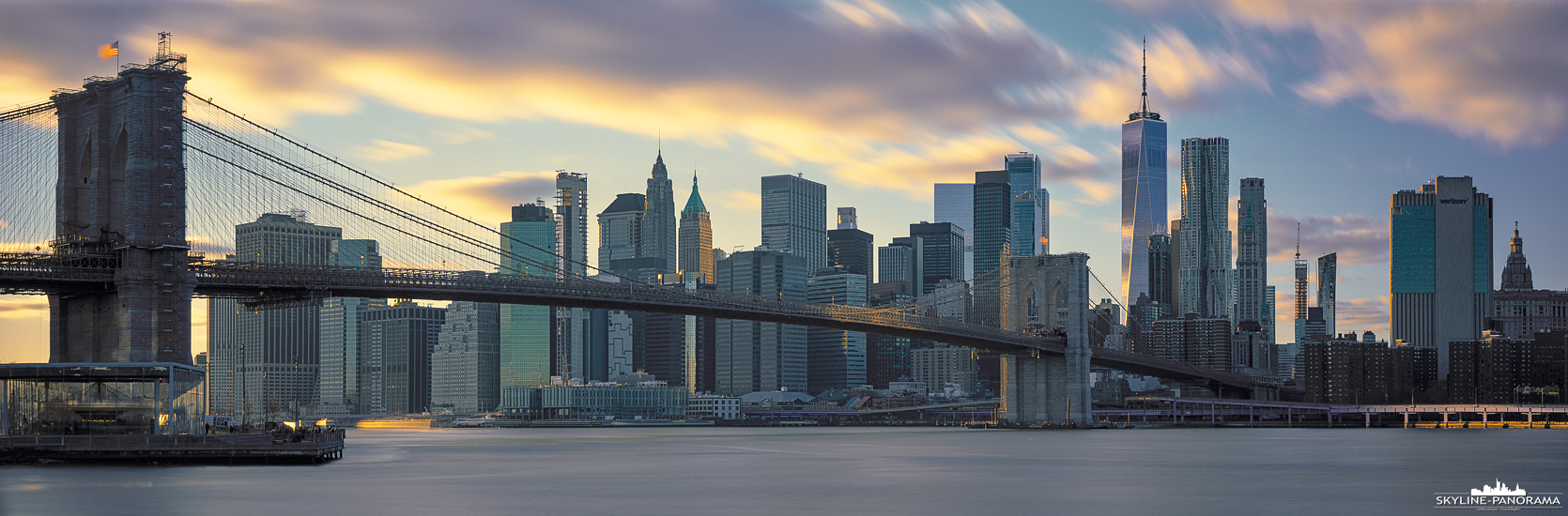 6x17 New York - Das bekannte Panorama der Skyline von New York zum Sonnenuntergang, diesmal als Langzeitbelichtung mit ziehenden Wolken.