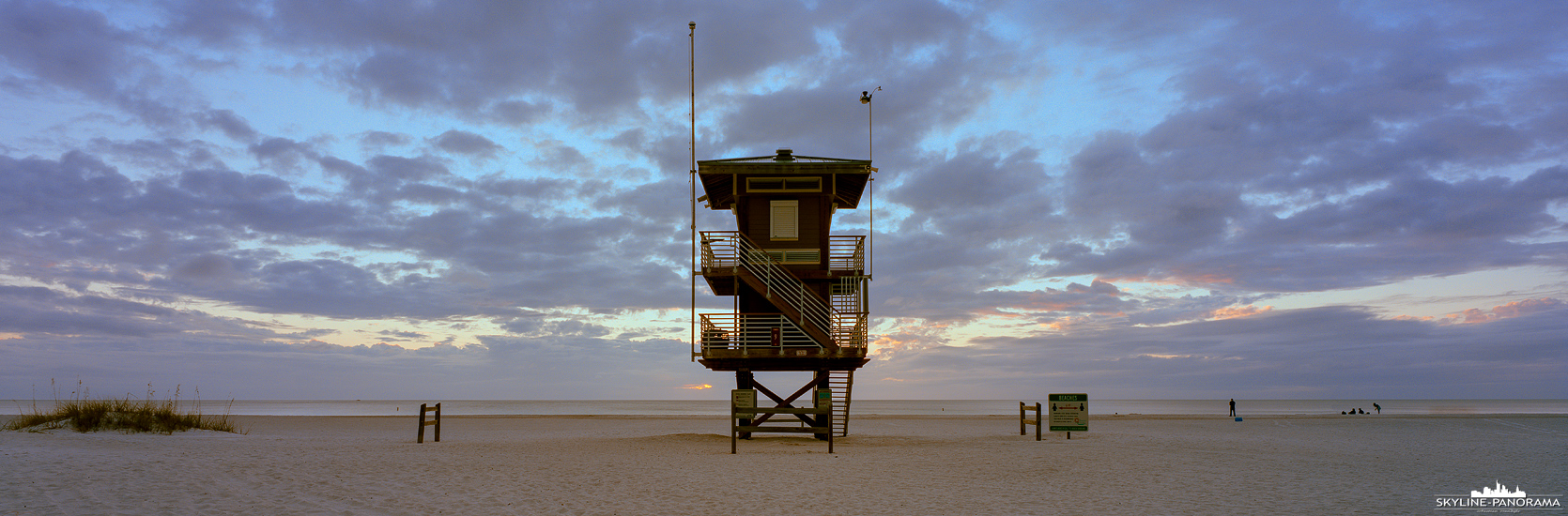 Panorama Florida - Ein "Lifeguard Observation Tower" am Coquina Beach in Bradenton Beach Florida. Das Panorama wurde kurz nach dem Sonnenuntergang im November 2021 erstellt.