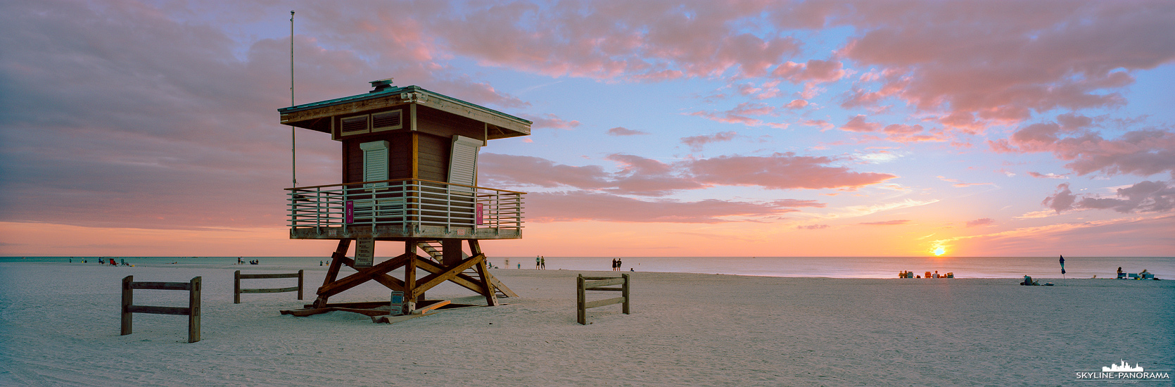 Sunset Panorama - Ein Rettungsschwimmerturm im warmen Licht des Sonnenuntergangs - kurz bevor die Sonne im Meer versinkt - am Coquina Beach in Bradenton Beach/ Florida. 