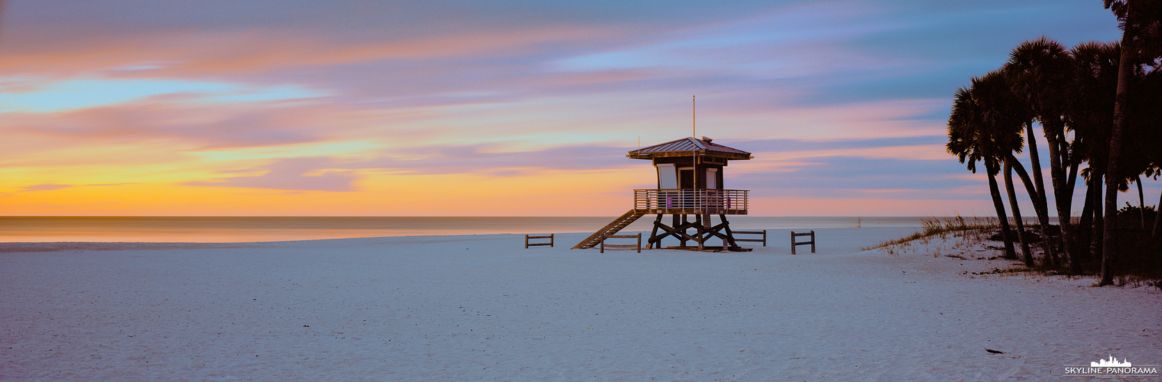 6x17 Panorama Florida - Ein perfekter Sonnenuntergang für eine Langzeitbelichtung im Panoramaformat mit schnell ziehenden Wolken am Coquina Beach in Bradenton Beach/ Florida.