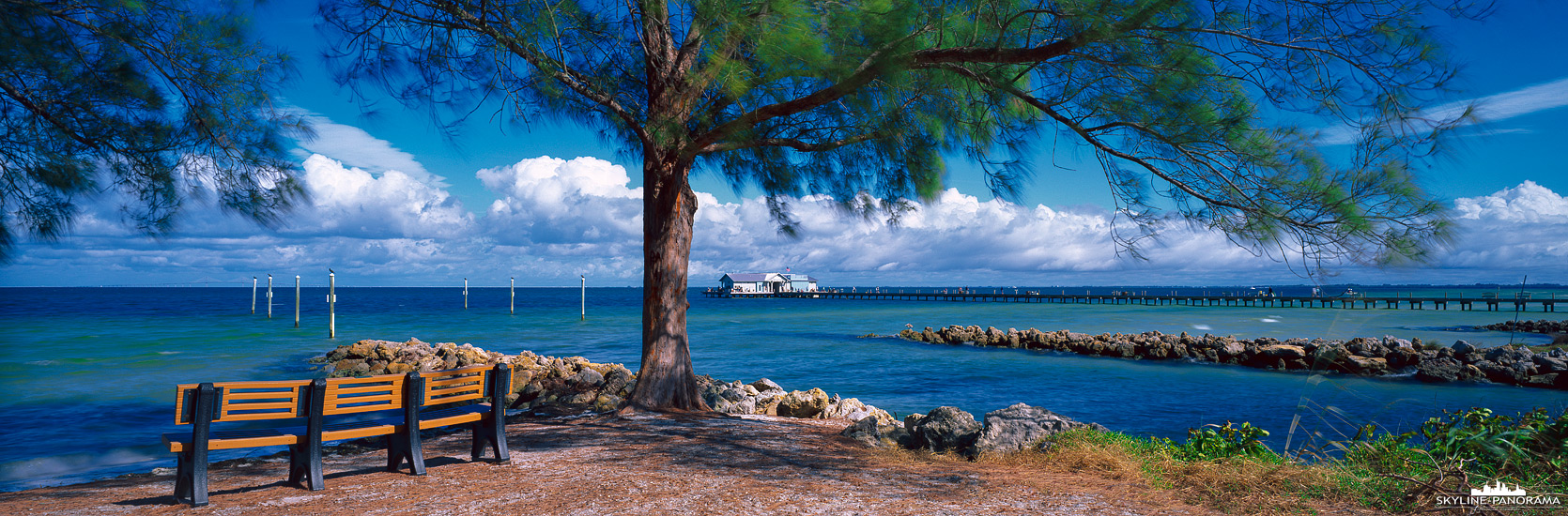 Panorama Florida - Idyllischer Aussichtspunkt auf den Anna Maria City Pier. Das Panorama wurde im November 2021 fotografiert, somit vor der Verwüstung durch den Tropischen Hurrikan Ian, der die Region stark verwüstete.