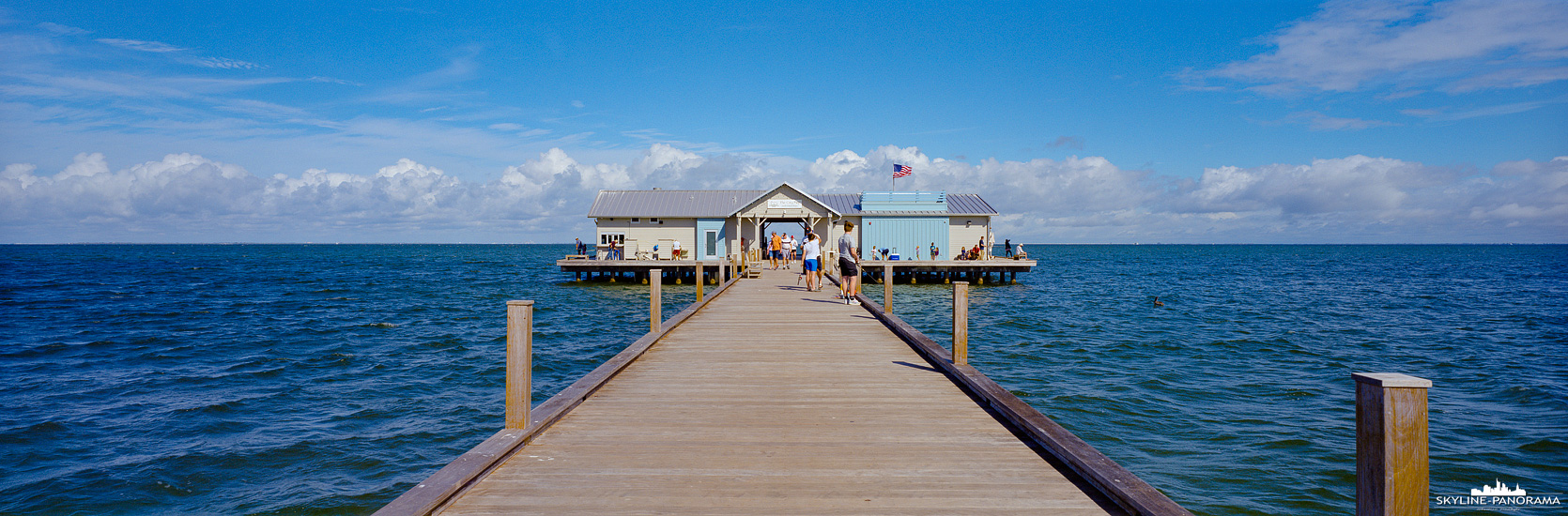 Der historische City Pier von Anna Maria Island - kurz genannt AMI - war ein Muss für jeden Besucher der beliebten Insel. Diese Aufnahme im Panoramaformat 6x17 entstand vor den Verwüstungen des Wirbelsturm Ian, im November 2021.