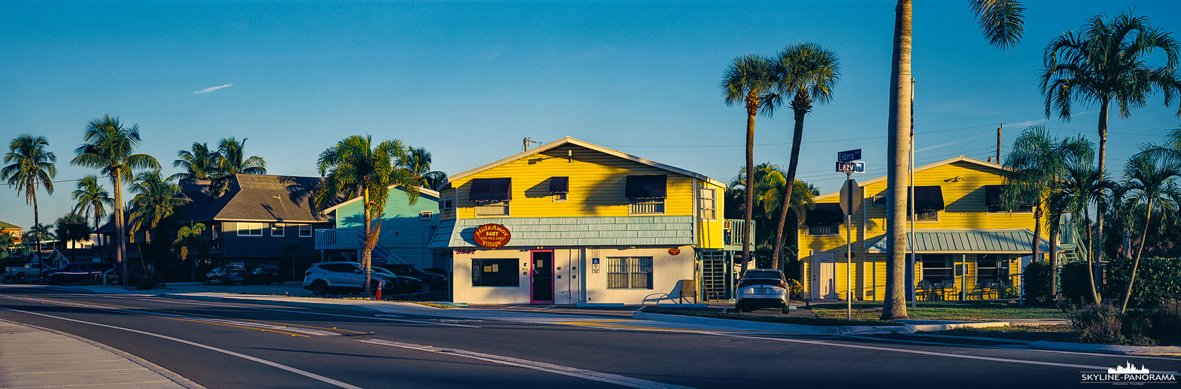 Florida Panorama - Hideaway Village Motel in den für Florida typischen Farben, gesehen in Fort Myers Beach im November 2021.