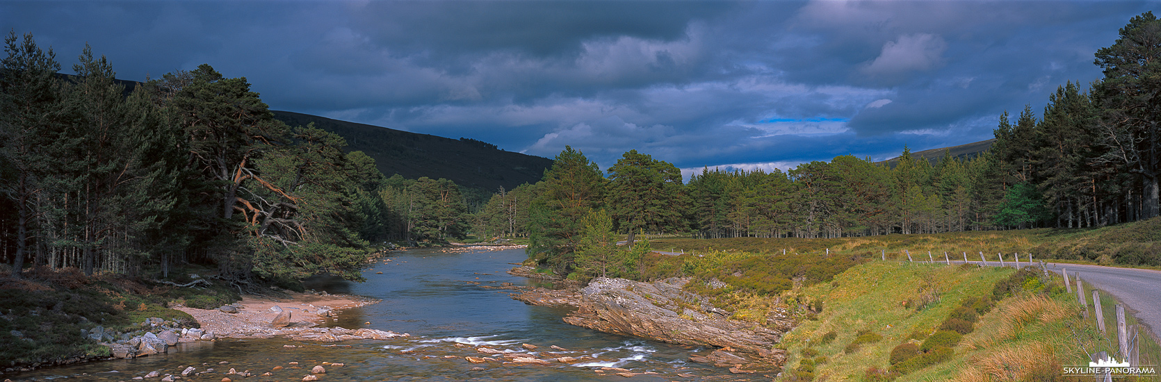 Panorama Schottland - Der River Dee fließt gemütlich durch die Landschaft in der Nähe des Ortes Inverey -ein idyllischer Sommertag in Schottland.