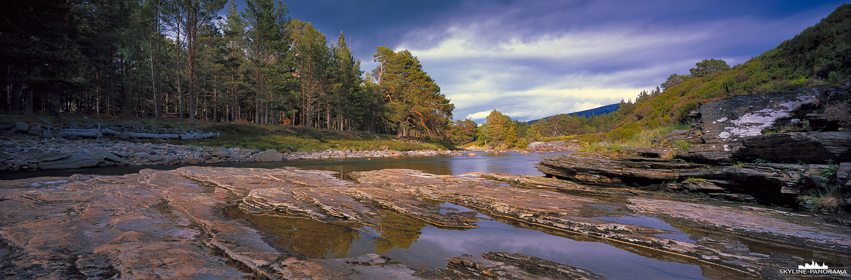 Unterwegs in den Highlands von Schottland - In der Nähe des Ortes Braemar, kurz vor dem Wasserfall Linn of Dee, fließt der River Dee durch die sehr reizvolle schottische Landschaft von Aberdeenshire. Hier ist der idyllische Verlauf durch das Dee Valley als Panorama auf Film im Format 6x17 fotografiert.