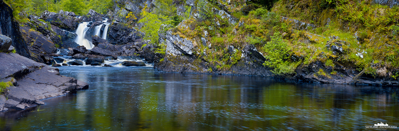 Schottland Panorama - Hier zu sehen ist ein recht imposanter Abschnitt der Rogie Falls am Black Water River in den schottischen Highlands. Die Wasserfälle erreicht man von einem gut ausgebauten Car Park an der A835 in nur wenigen Gehminuten.