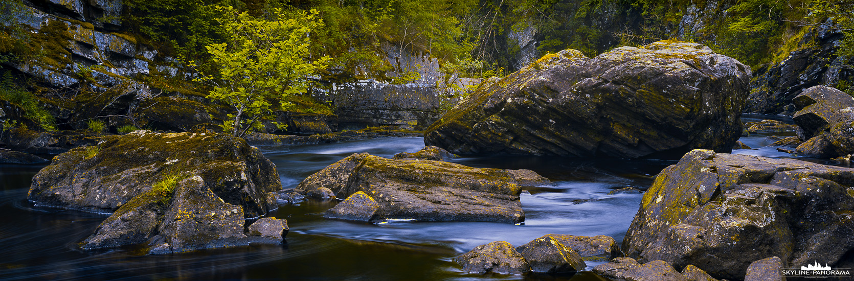 6x17 Panorama Schottland - Große Felsen im Black Water River, nahe der Wasserfälle Rogie Falls, in den schottischen Highlands.