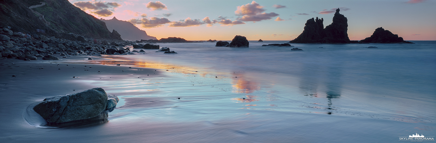 Tenerife Seascape - Panoramic Benijo (p_01256) Seascape Sunset am Playa de Benijo - Die wilde Küste am Anaga-Gebirge befindet sich im äußersten Nordosten von Teneriffa, der wohl beeindruckendste Abschnitt verläuft entlang einer schmalen Küstenstraße, die bis zu dem kleinen Ort Benijo führt. An dieser Stelle ragen einige imposante Felsformationen aus dem oft rau aufgewühlten Atlantik und werden von den Wellen tosend umspült. Das Schauspiel ist auf diesem Panorama nicht auszumachen, hierbei handelt es sich um eine Langzeitbelichtung von etwas über 60 Sekunden, wodurch die Oberfläche der See geglättet erscheint.