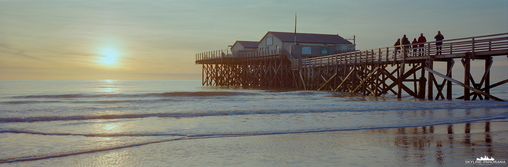 Bilder aus der Region Nordsee - Panorama zum Sonnenuntergang mit Blick auf die Strandbar 54° am Nordstrand von Sankt Peter Ording.