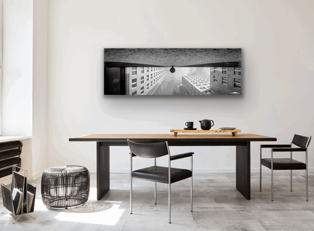 Art Print auf Aluträgerplatte oder hinter Acryl - Artroom App Offenbach Wandbild als Schwarz-Weiß-Panorama als Beispiel in einem Büro. #artwallapp